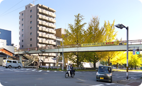 堀川通上立売の交差点を西に進みます。