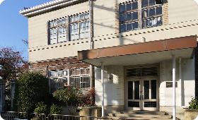 旧西陣小学校を右手に見ながらまっすぐ進みます。