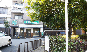 つきあたりを右に曲がります。