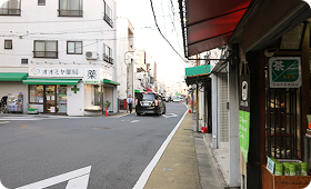 そのまま、まっすぐ進みます。