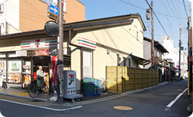 しばらく進み、セブンイレブンの角を右折します。